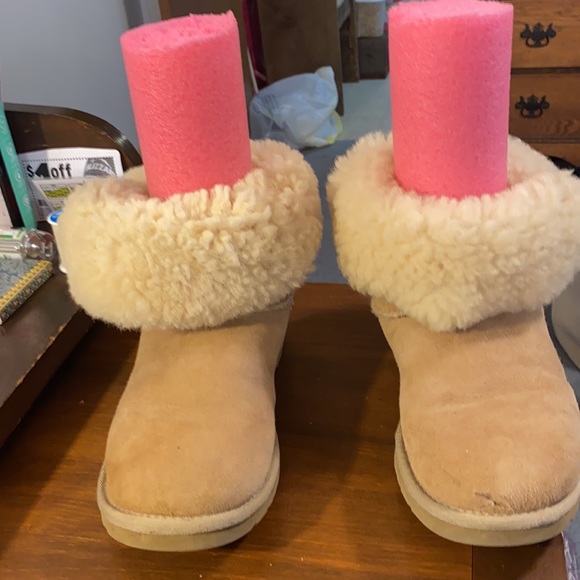 🧡🖤❤️One Button Bailey Ugg’s❤️🖤🧡 - Picture 4 of 9